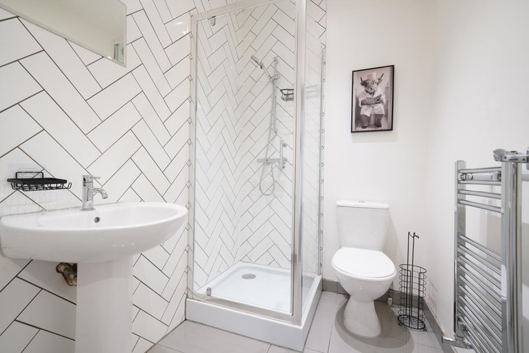 Bathroom 3, Sudbury heights Guest House, London