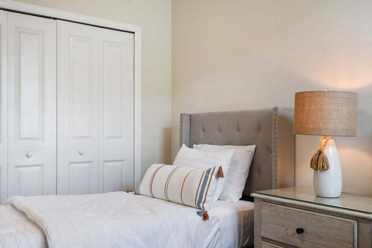 Room 4, Home Away From Home! 6br, 5.5 BA, Osceola