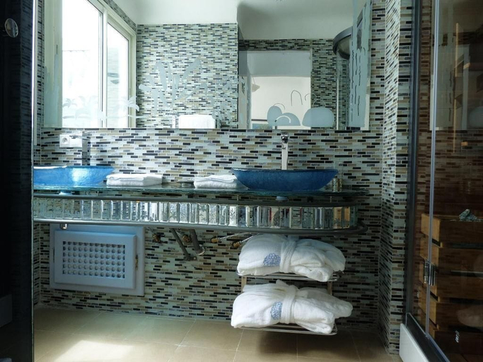 Bathroom 4, Riad Le Perroquet Bleu, Marrakech