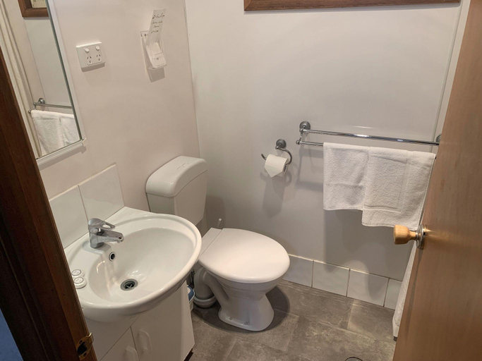 Bathroom 3, Long Jetty Caravan Park Port Welshpool, South Gippsland - East