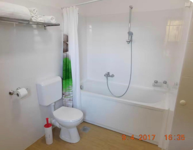 Bathroom 2, Apartmani ljuta naranca, Pojezerje