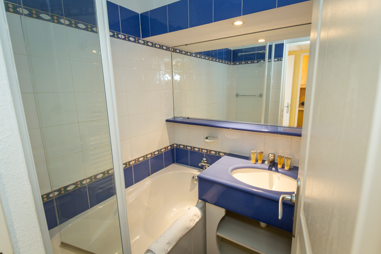 Bathroom 5, SOWELL Family Port Grimaud, Var