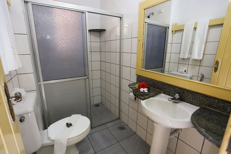 Bathroom 3, Marlim Porto Hotel, Porto Seguro