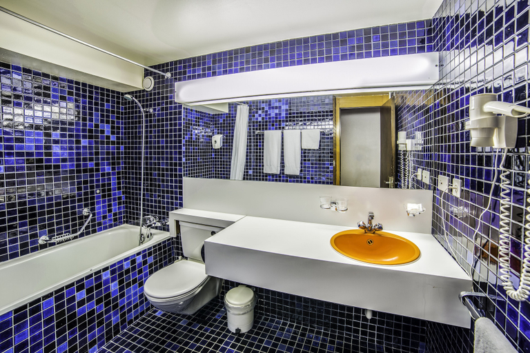 Bathroom, Hôtel Central Résidence, Aigle