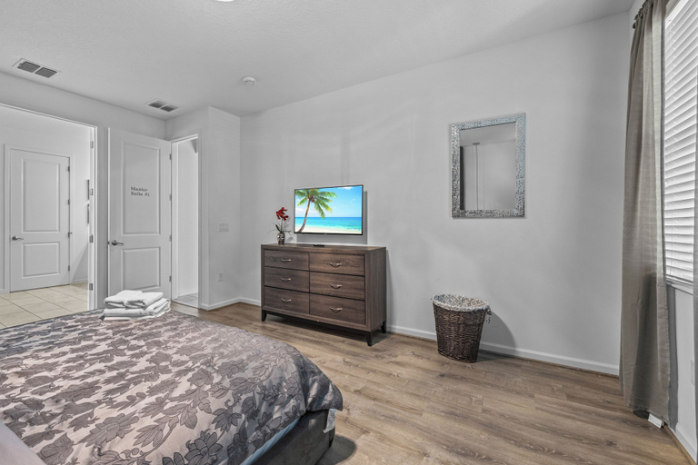Room 3, Modern Sonoma Paradise w Private Pool & BBQ Grill Sleeps 32, Osceola