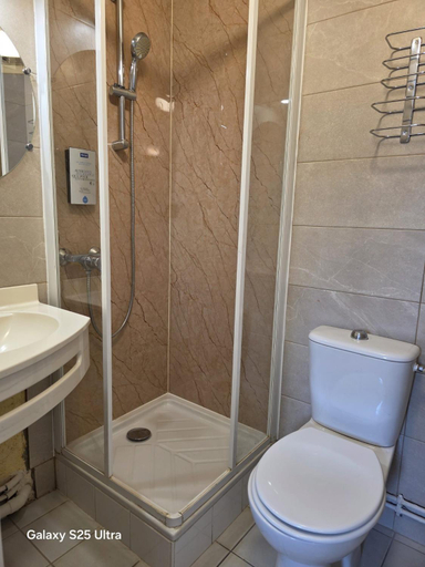 Bathroom 4, Kyriad Chantilly, Oise