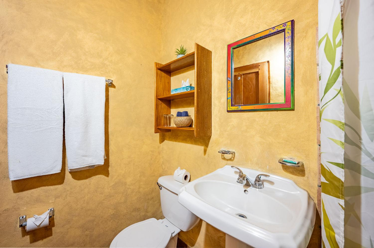 Bathroom 3, El Sano Banano Beachside Hotel, Puntarenas
