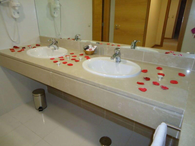 Bathroom 5, BejaParque Hotel, Beja