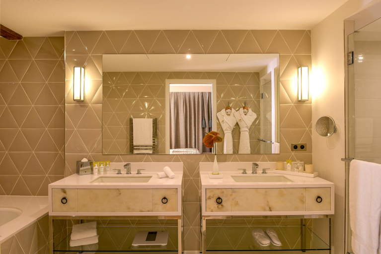 Bathroom 4, Hotel Chais Monnet and Spa, Charente
