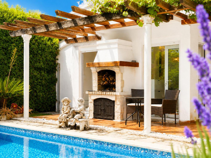 Facilities 2, Villa Magnetic