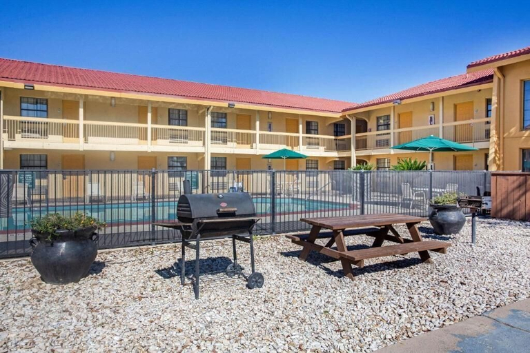 Outdoor dining, La Vista Express- Formerly La Quinta, Maverick