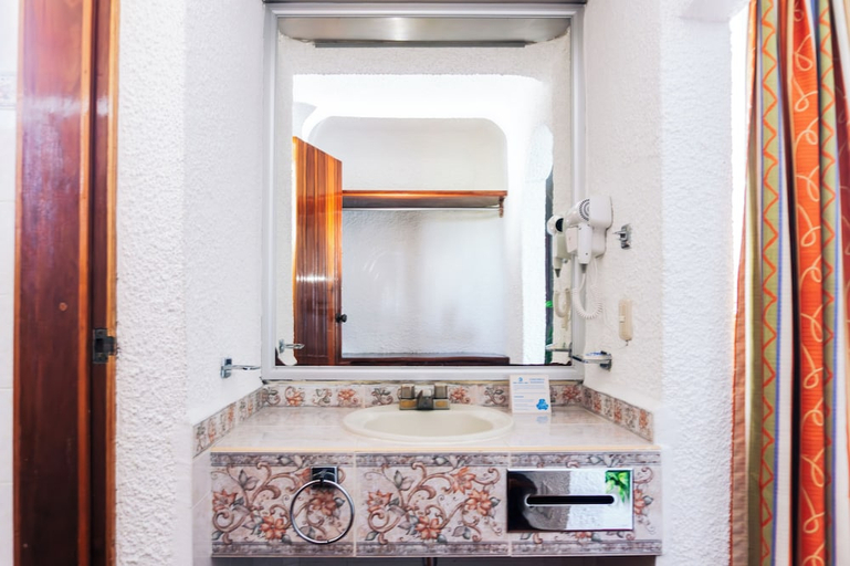 Bathroom 4, Antillano, Isla Mujeres