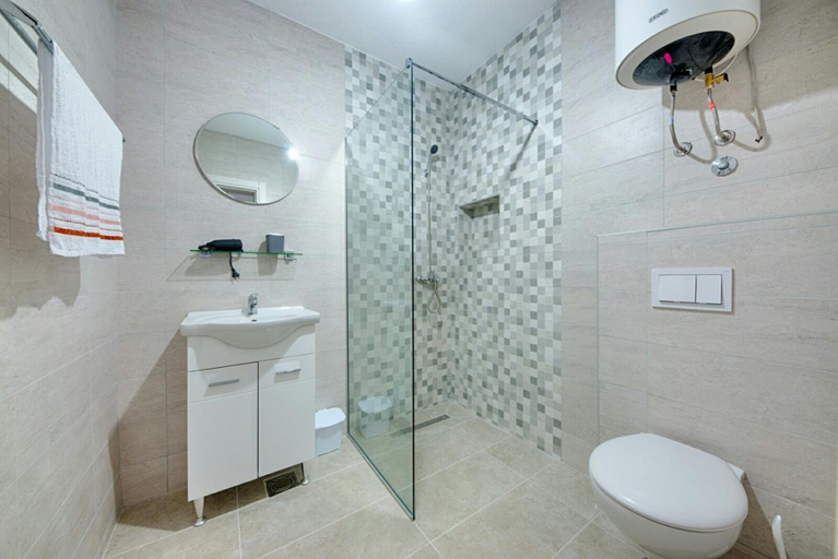 Bathroom, Summer Dreams