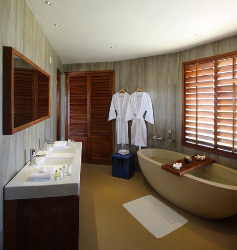 Bathroom 5, Coral Lodge, Mossuril