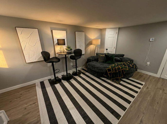 2, Sleek Modern Villa - Centrally Located, New Castle