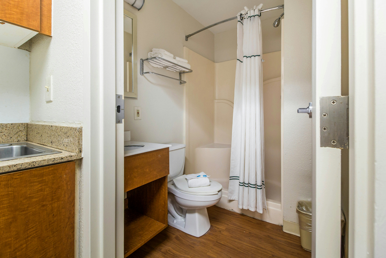 Bathroom, Hometowne Studios Houston - Northwest, Houston