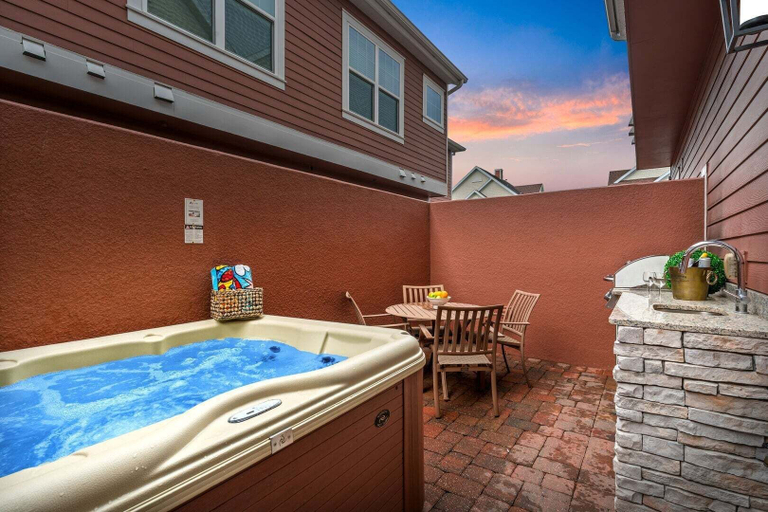 Outdoor dining 5, Comfy Villa 5 Min to Dinsey! Hot Tub & BBQ, Osceola