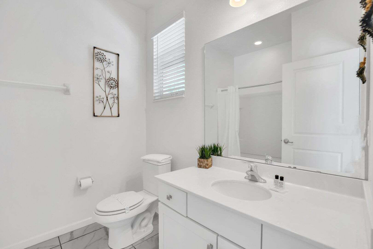 Bathroom 2, Luxury Villa: Pool, Home Cinema, BBQ & Near Disney Parks, Osceola