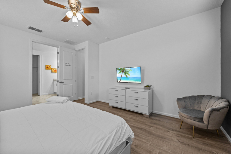 Room 4, Modern Sonoma Paradise w Private Pool & BBQ Grill Sleeps 32, Osceola