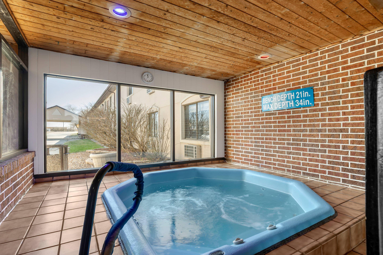 Sport & Beauty 3, Quality Inn & Suites Ottumwa Area, Wapello