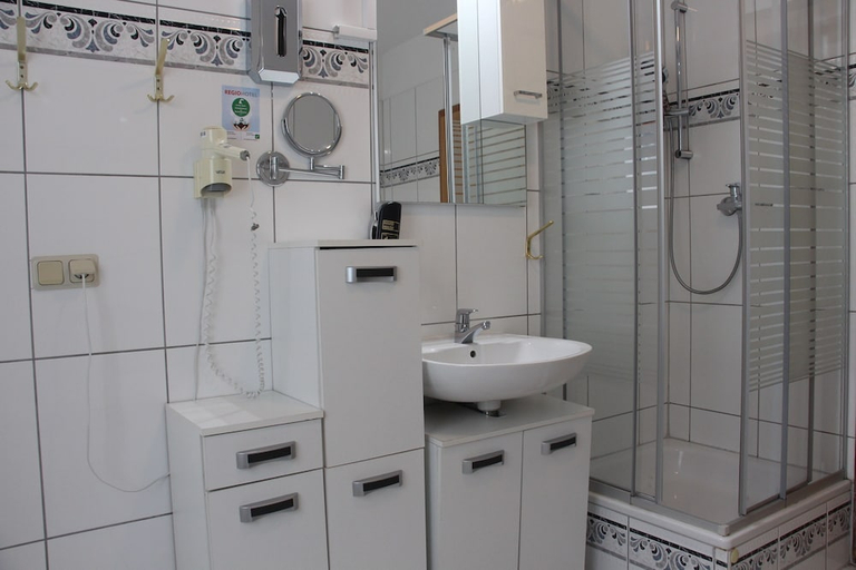 Bathroom 3, REGIOHOTEL Pfälzer Hof Wernigerode, Harz