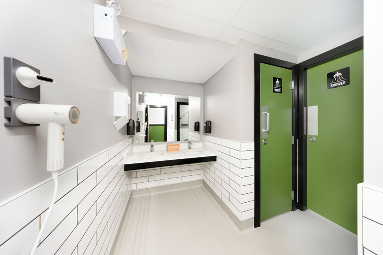 Bathroom 4, Samesun Vancouver - Hostel, Greater Vancouver
