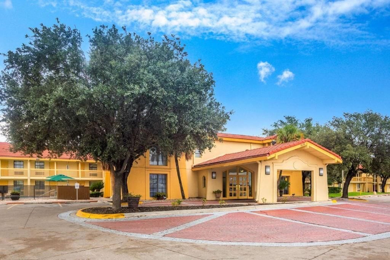 Exterior 3, La Vista Express- Formerly La Quinta, Maverick