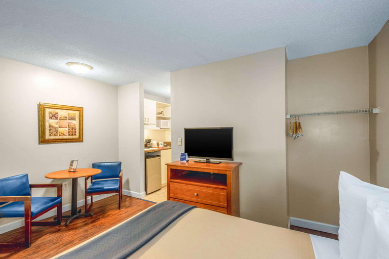 Bedroom 2, Suburban Studios Airport, Hillsborough