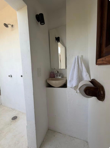 Bathroom 3, La Calita de Teques, Amacuzac