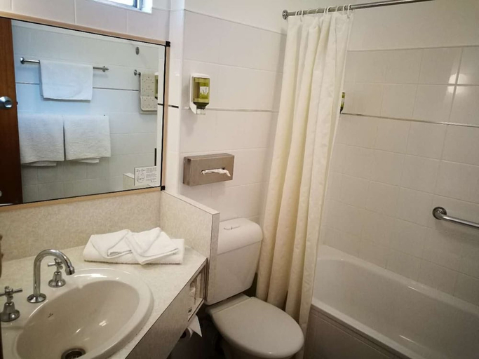 Bathroom 3, MOTEL MAYFAIR ON CAVELL, Hobart
