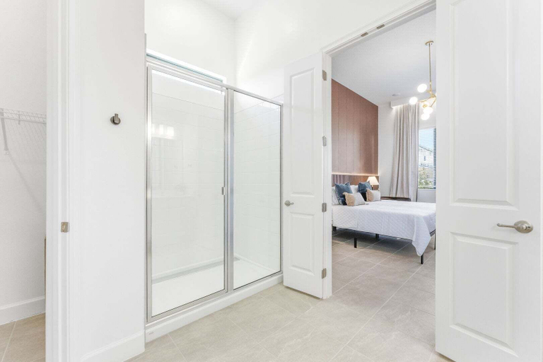Room 5, Paradiso's Luxurious New Home w 15 Ensuites, Orange