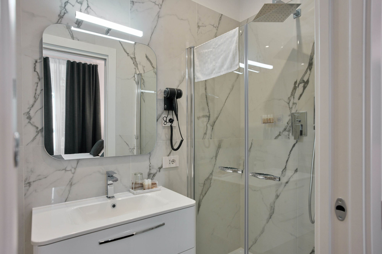 Bathroom 5, Domus Mariani - Robinie by Ghor, Roma