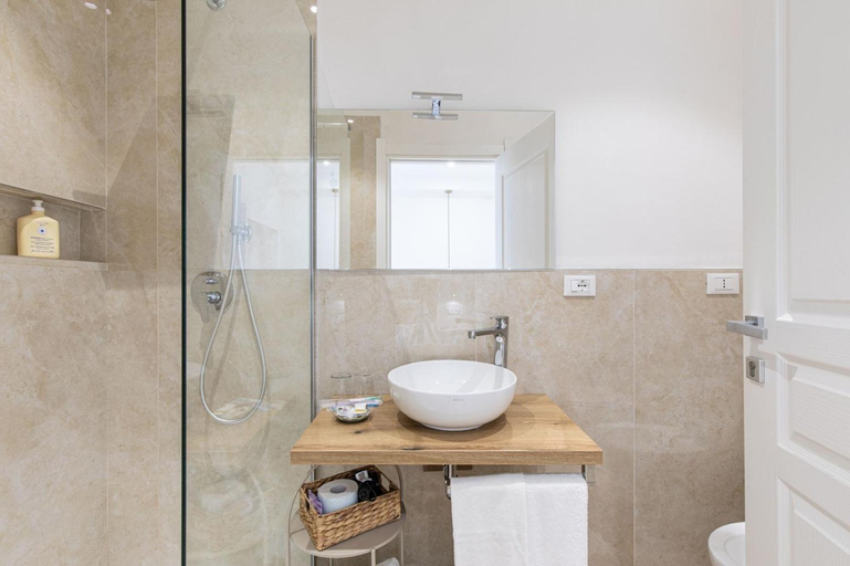 Bathroom 2, Feel Boutique Rooms, Oristano