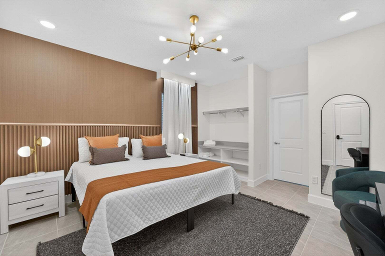 Room 3, Paradiso's Luxurious New Home w 15 Ensuites, Orange