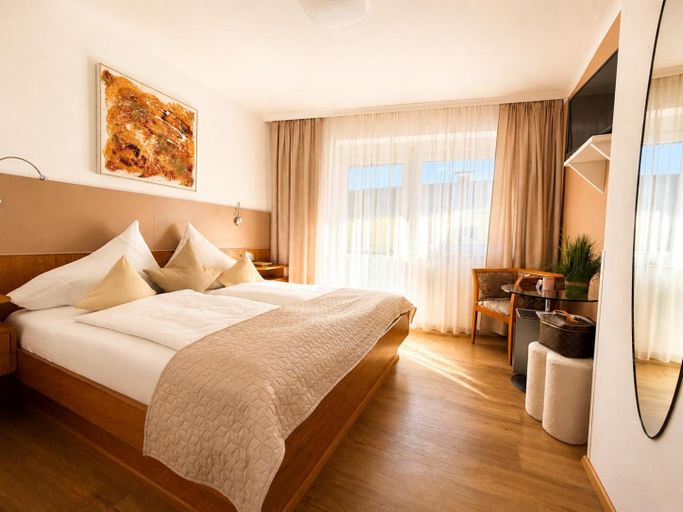 Bedroom 3, Seehaus "Karnten Inn" mit direktem Seezugang und E-Ladestation, Feldkirchen