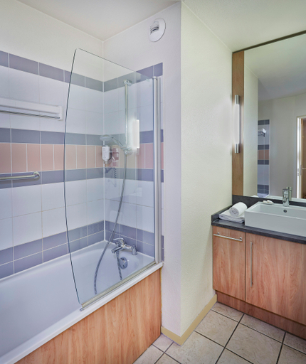 Bathroom 4, Citadines Kleber Strasbourg, Bas-Rhin