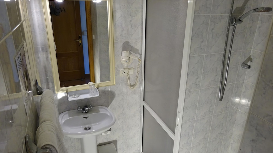 Bathroom 5, A Marisqueira IA Coruña Airport, A Coruña