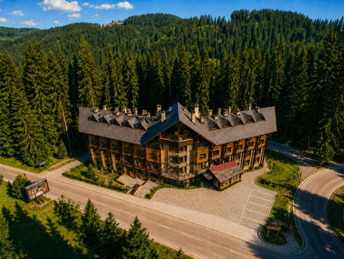 Exterior & Views
