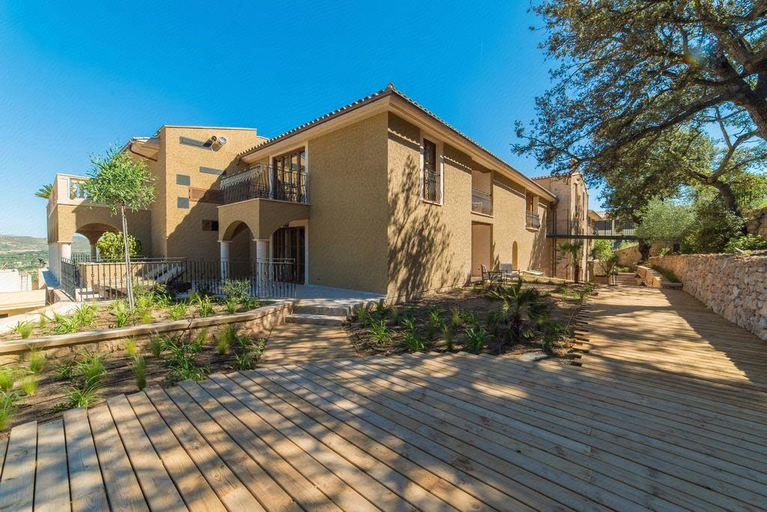 Exterior & Views