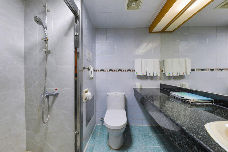 Bathroom 4, L Hotel Zhuhai Gongbei Port Qinglv Road, Zhuhai
