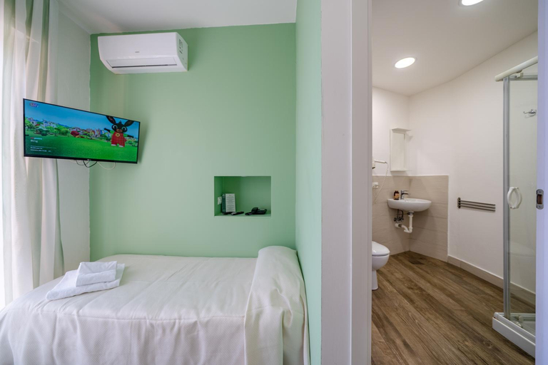 Bedroom 3, Hotel la pineta, Massa Carrara