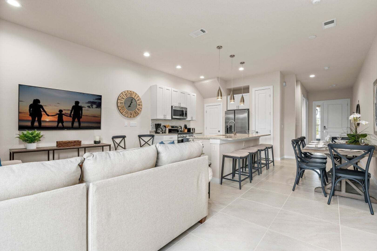 Living area 2, Comfortable Home w 3 En-suites!, Osceola