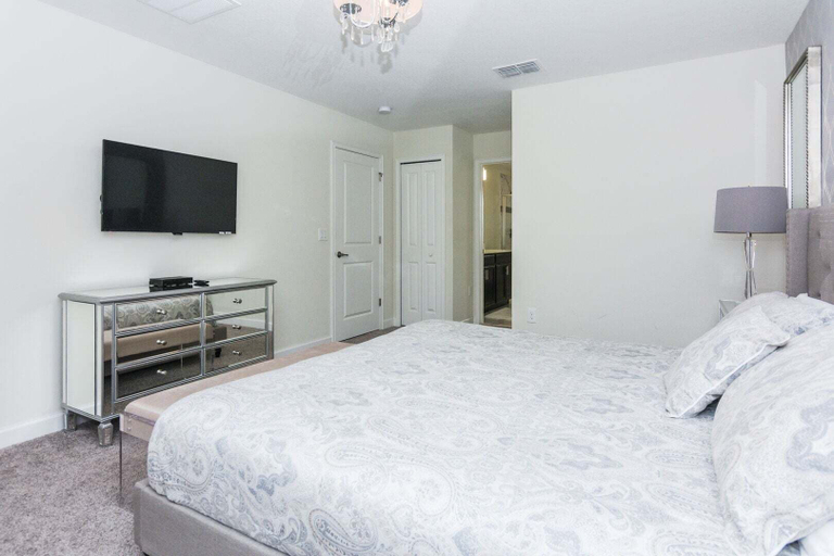 Room 4, Huge Home, Private Pool Sleeps 16, Osceola