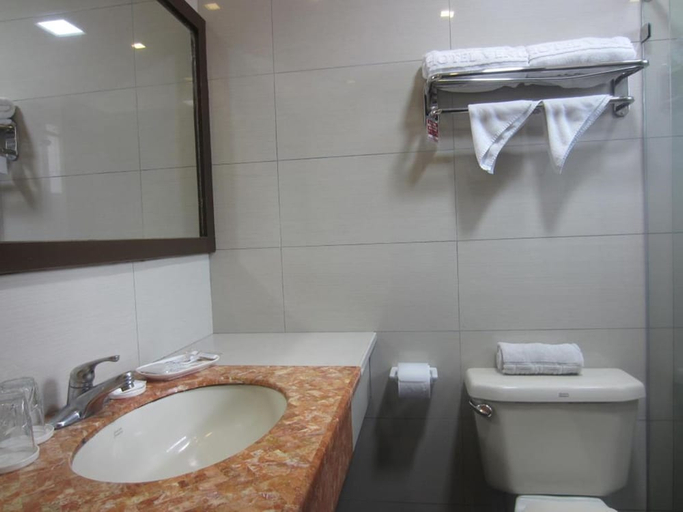 Bathroom 3, Hotel Veniz Burnham, Baguio City
