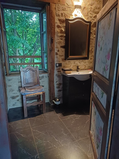 Bathroom, La petite Salamandre bleue, Haute-Vienne