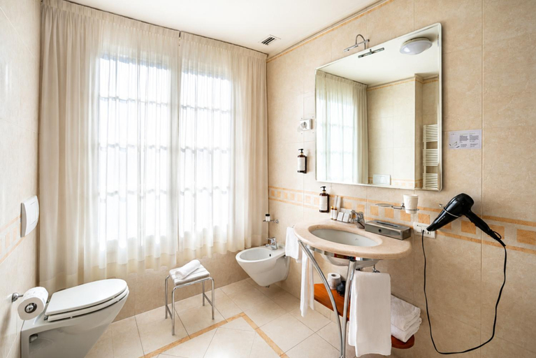 Bathroom 4, PHI Hotel Astoria, Treviso