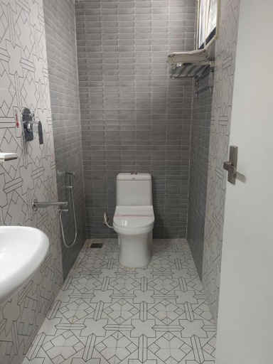 Bathroom 2, Hotel Lynx, Thanjavur