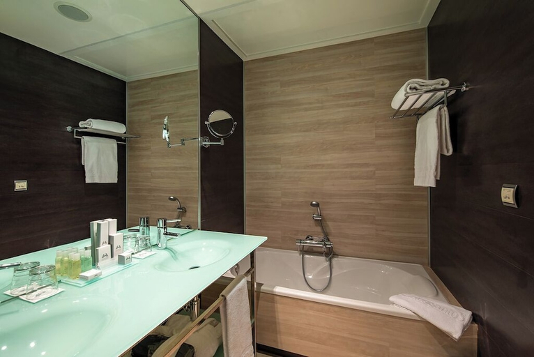 Bathroom 4, Santos Diagonal Plaza, Zaragoza