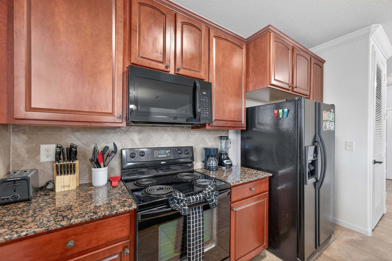 Private kitchen 5, Charming Family-friendly Condo Near Disney w Pool & Balcony, Polk