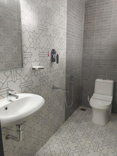 Bathroom 4, Hotel Lynx, Thanjavur